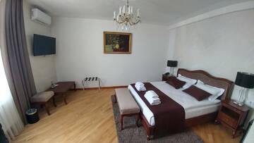 Фото номера Стандартный двухместный люкс с 1 кроватью Отель Hotel Meridian г. Броды 4